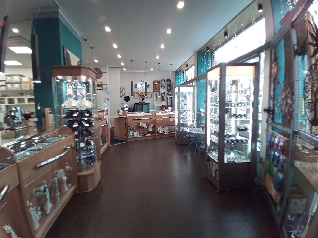 Interiér provozovny s vitrínami šperků a hodinek