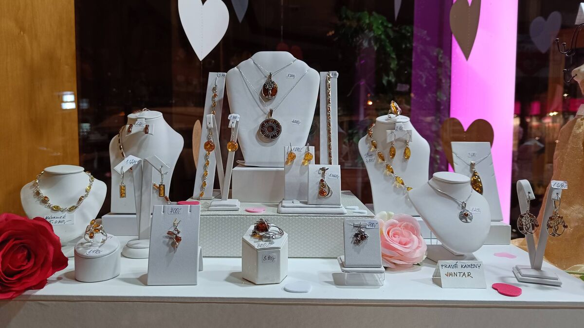 Jantarové šperky -- náhrdelníky, náušnice a přívěsky